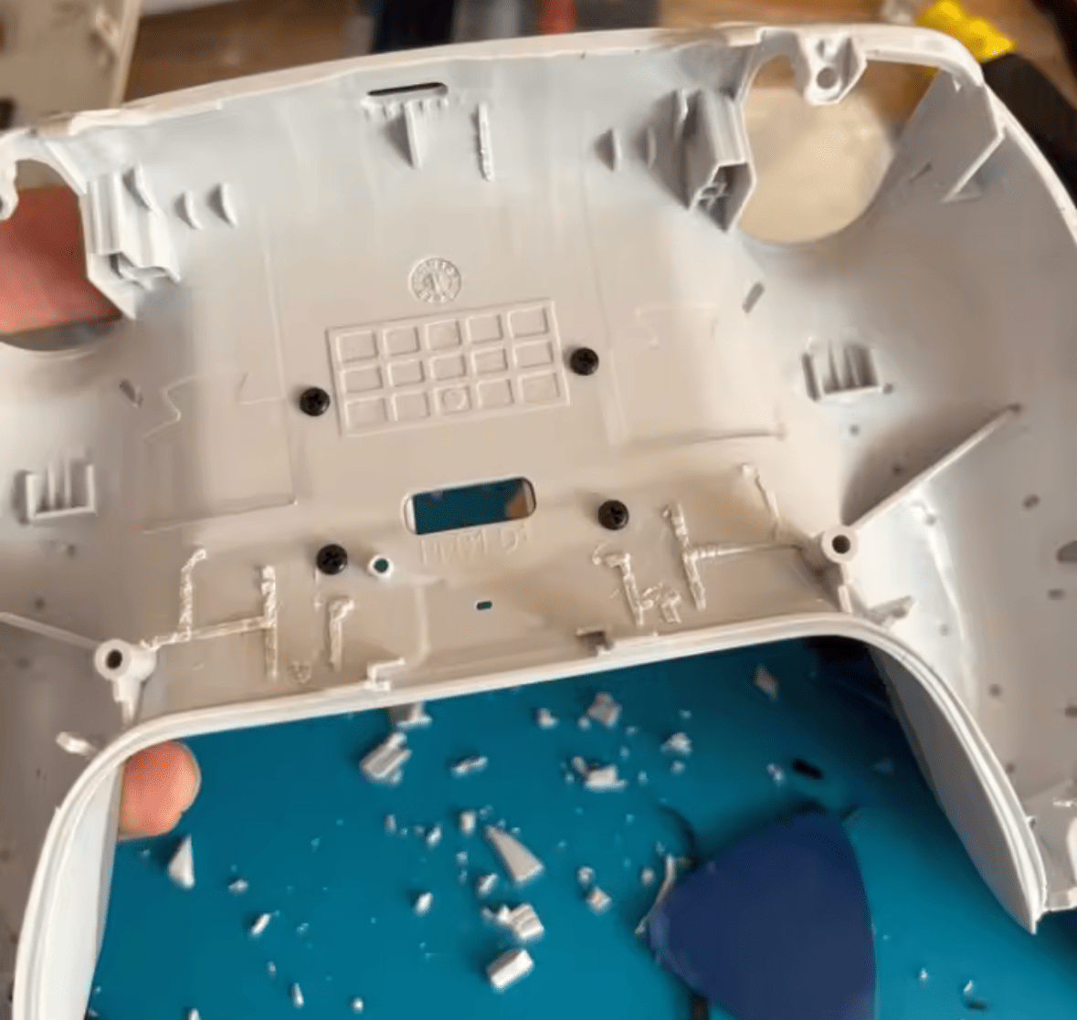 背面シェルも削る