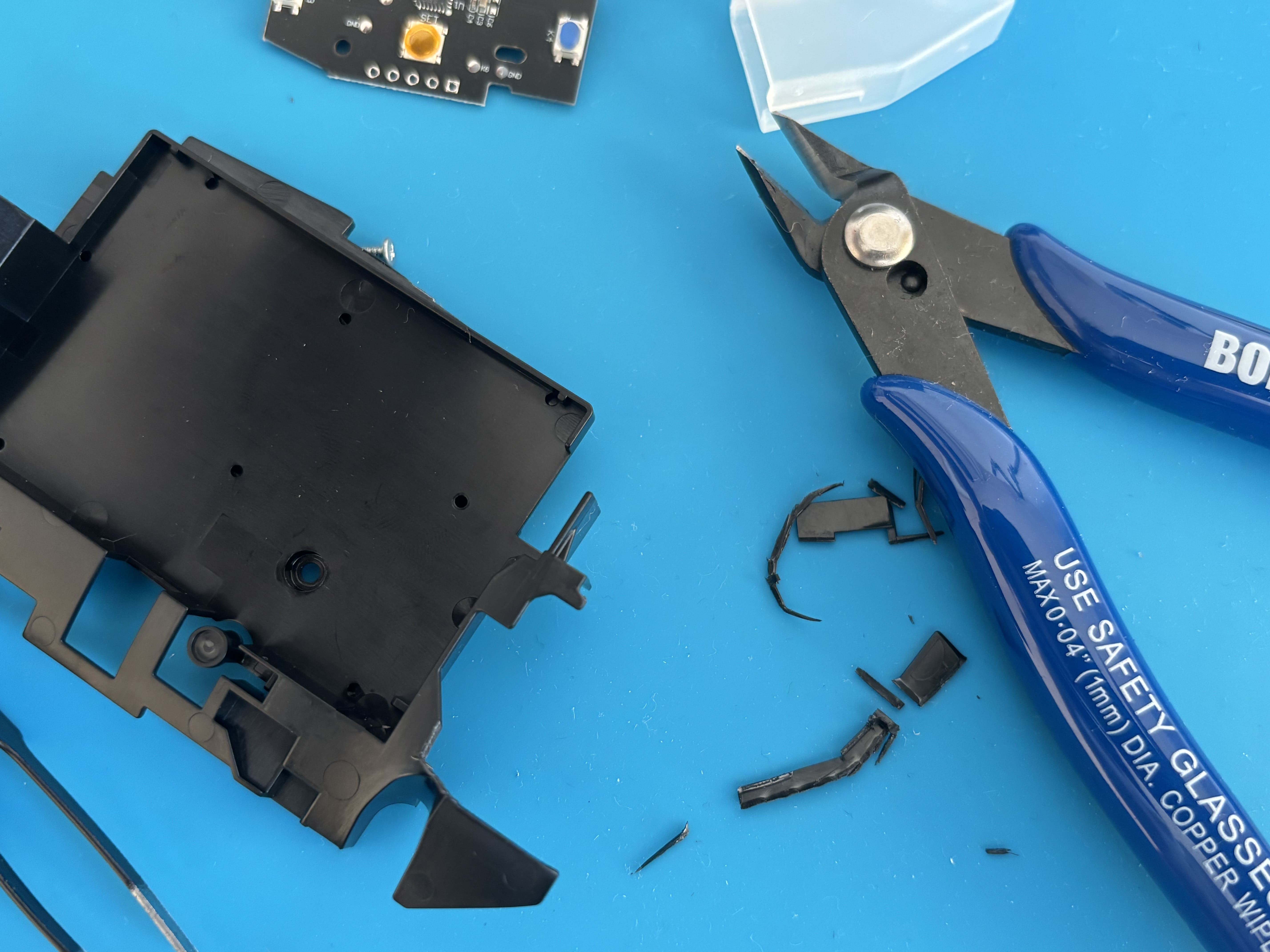 バッテリートレーの横側を削った